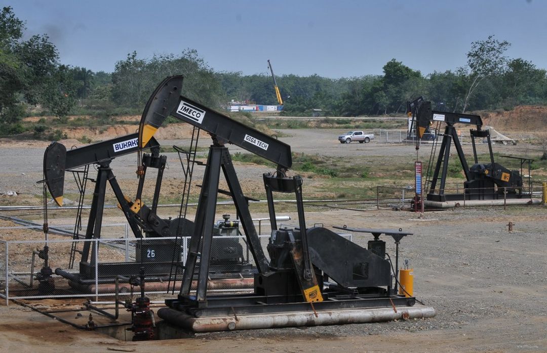 <p>Pompa angguk di sumur minyak milik Pertamina di Aceh Tamiang, Aceh, Rabu (25/6). GA Photo/Mohammad Defrizal</p>
