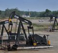 <p>Pompa angguk di sumur minyak milik Pertamina di Aceh Tamiang, Aceh, Rabu (25/6). GA Photo/Mohammad Defrizal</p>
