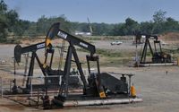 <p>Pompa angguk di sumur minyak milik Pertamina di Aceh Tamiang, Aceh, Rabu (25/6). GA Photo/Mohammad Defrizal</p>
