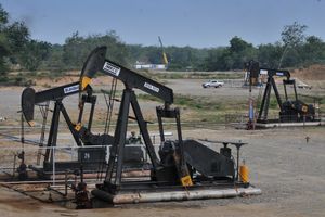 <p>Pompa angguk di sumur minyak milik Pertamina di Aceh Tamiang, Aceh, Rabu (25/6). GA Photo/Mohammad Defrizal</p>