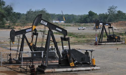<p>Pompa angguk di sumur minyak milik Pertamina di Aceh Tamiang, Aceh, Rabu (25/6). GA Photo/Mohammad Defrizal</p>
