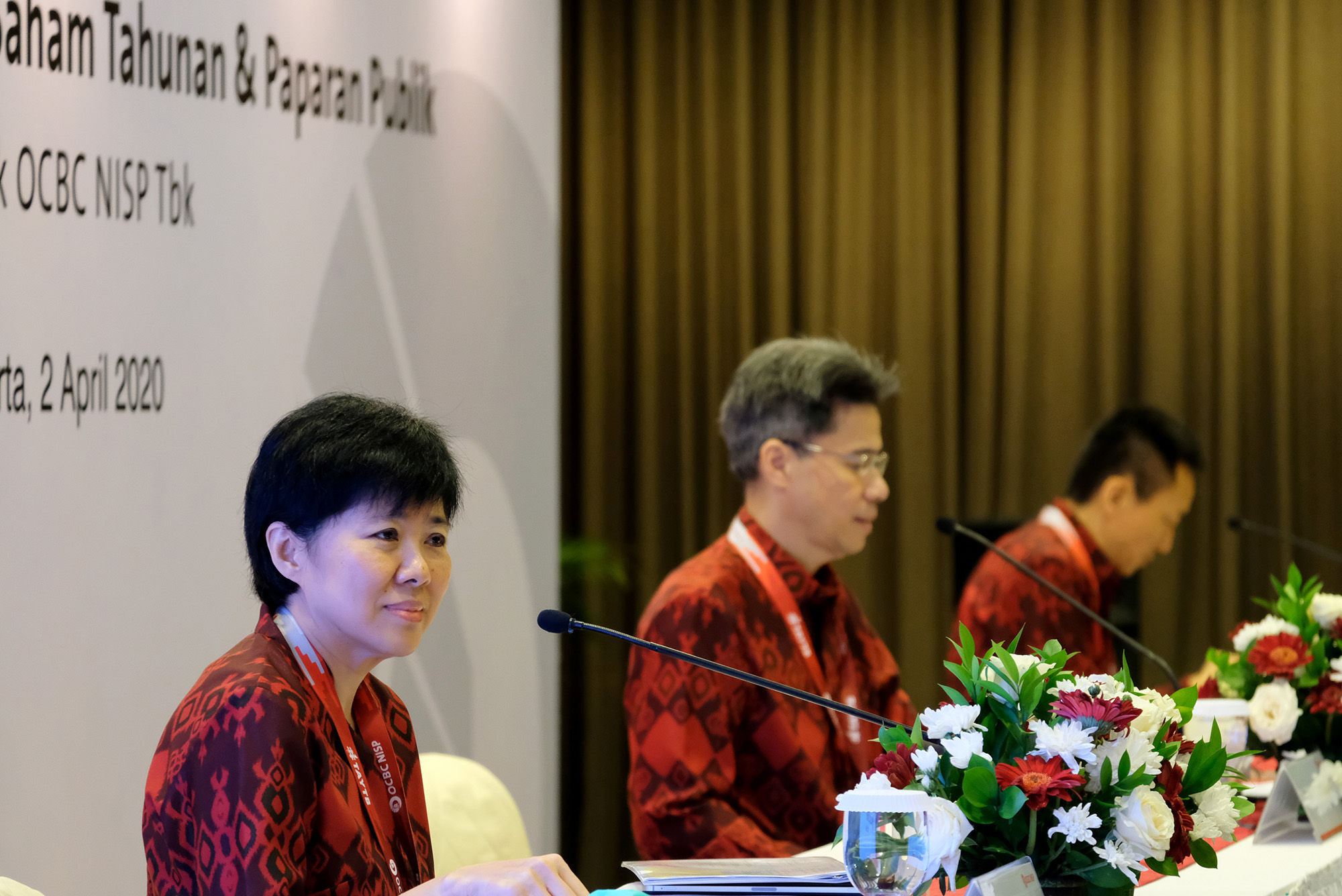 <p>Presiden Direktur Bank OCBC NISP Parwati Surjaudaja (kiri) didampingi Presiden Komisaris Bank OCBC NISP Pramukti Surjaudaja (tengah) dan Komisaris Independen Bank OCBC NISP Rama P. Kusumaputra (kanan) menyampaikan agenda Rapat Umum Pemegang Saham Tahunan Bank OCBC NISP 2020<br />
di Jakarta, Kamis (2/4).</p>
