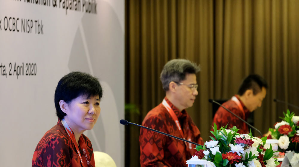 <p>Presiden Direktur Bank OCBC NISP Parwati Surjaudaja (kiri) didampingi Presiden Komisaris Bank OCBC NISP Pramukti Surjaudaja (tengah) dan Komisaris Independen Bank OCBC NISP Rama P. Kusumaputra (kanan) menyampaikan agenda Rapat Umum Pemegang Saham Tahunan Bank OCBC NISP 2020<br />
di Jakarta, Kamis (2/4).</p>