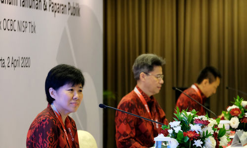 <p>Presiden Direktur Bank OCBC NISP Parwati Surjaudaja (kiri) didampingi Presiden Komisaris Bank OCBC NISP Pramukti Surjaudaja (tengah) dan Komisaris Independen Bank OCBC NISP Rama P. Kusumaputra (kanan) menyampaikan agenda Rapat Umum Pemegang Saham Tahunan Bank OCBC NISP 2020<br />
di Jakarta, Kamis (2/4).</p>
