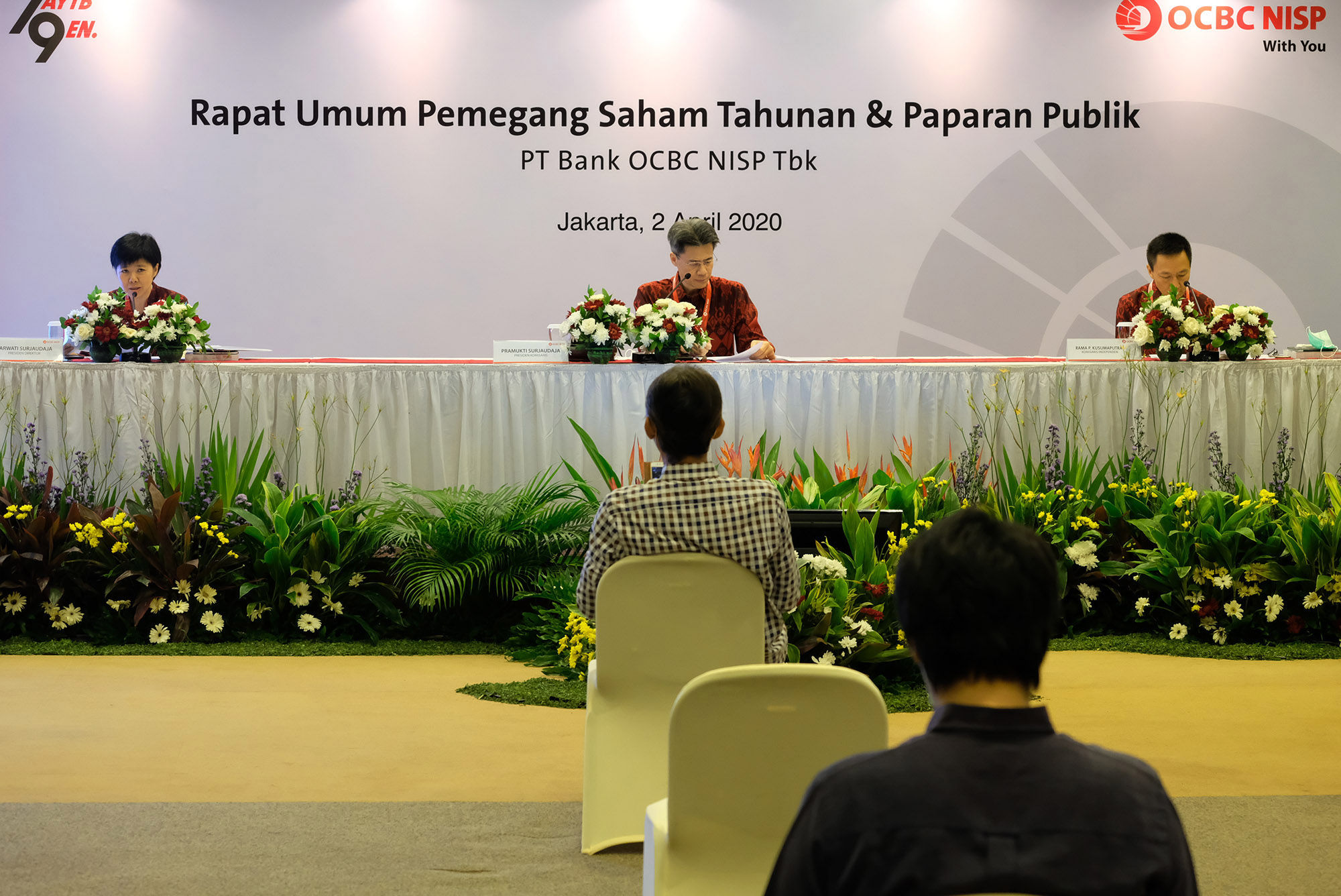 <p>Presiden Direktur Bank OCBC NISP Parwati Surjaudaja (kiri) didampingi Presiden Komisaris Bank OCBC NISP Pramukti Surjaudaja (tengah) dan Komisaris Independen Bank OCBC NISP Rama P. Kusumaputra (kanan) menyampaikan agenda Rapat Umum Pemegang Saham Tahunan Bank OCBC NISP 2020<br />
di Jakarta, Kamis (2/4).</p>
