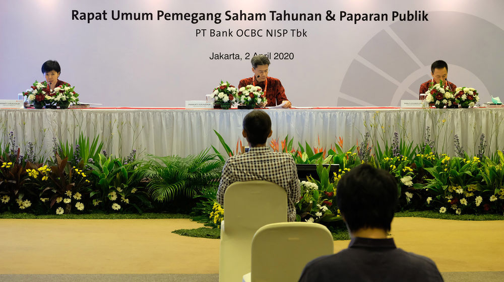 <p>Presiden Direktur Bank OCBC NISP Parwati Surjaudaja (kiri) didampingi Presiden Komisaris Bank OCBC NISP Pramukti Surjaudaja (tengah) dan Komisaris Independen Bank OCBC NISP Rama P. Kusumaputra (kanan) menyampaikan agenda Rapat Umum Pemegang Saham Tahunan Bank OCBC NISP 2020<br />
di Jakarta, Kamis (2/4).</p>
