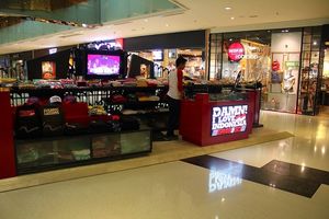 <p>Gerai Damn! I Love Indonesia di sebuah pusat perbelanjaan di Jakarta. / Facebook @damniloveindonesia</p>
