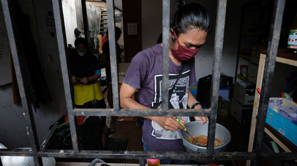 <p>Sejumlah relawan memasak di kafe yang dirubah menjadi dapur umum bernama “Dapur Untuk Rakyat” di kawasan Pisangan, Ciputat, Tangerang Selatan, Banten, Senin (20/4/2020). Sekelompok pemuda dari berbagai latar belakang mengubah sebuah cafe yang terdampak COVID-19 menjadi dapur umum dan digunakan untuk memasak makanan siap saji yang akan dibagikan kepada warga yang membutuhkan. Bahan makanan didapat dari sumbangan para donatur yang sudah dimulai sejak 8 April lalu dan akan terus berlangsung hingga pandemi berakhir sebagai bentuk kepedulian terhadap dampak COVID-19. Foto: Ismail Pohan/TrenAsia</p>
