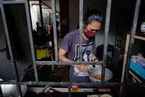 <p>Sejumlah relawan memasak di kafe yang dirubah menjadi dapur umum bernama “Dapur Untuk Rakyat” di kawasan Pisangan, Ciputat, Tangerang Selatan, Banten, Senin (20/4/2020). Sekelompok pemuda dari berbagai latar belakang mengubah sebuah cafe yang terdampak COVID-19 menjadi dapur umum dan digunakan untuk memasak makanan siap saji yang akan dibagikan kepada warga yang membutuhkan. Bahan makanan didapat dari sumbangan para donatur yang sudah dimulai sejak 8 April lalu dan akan terus berlangsung hingga pandemi berakhir sebagai bentuk kepedulian terhadap dampak COVID-19. Foto: Ismail Pohan/TrenAsia</p>
