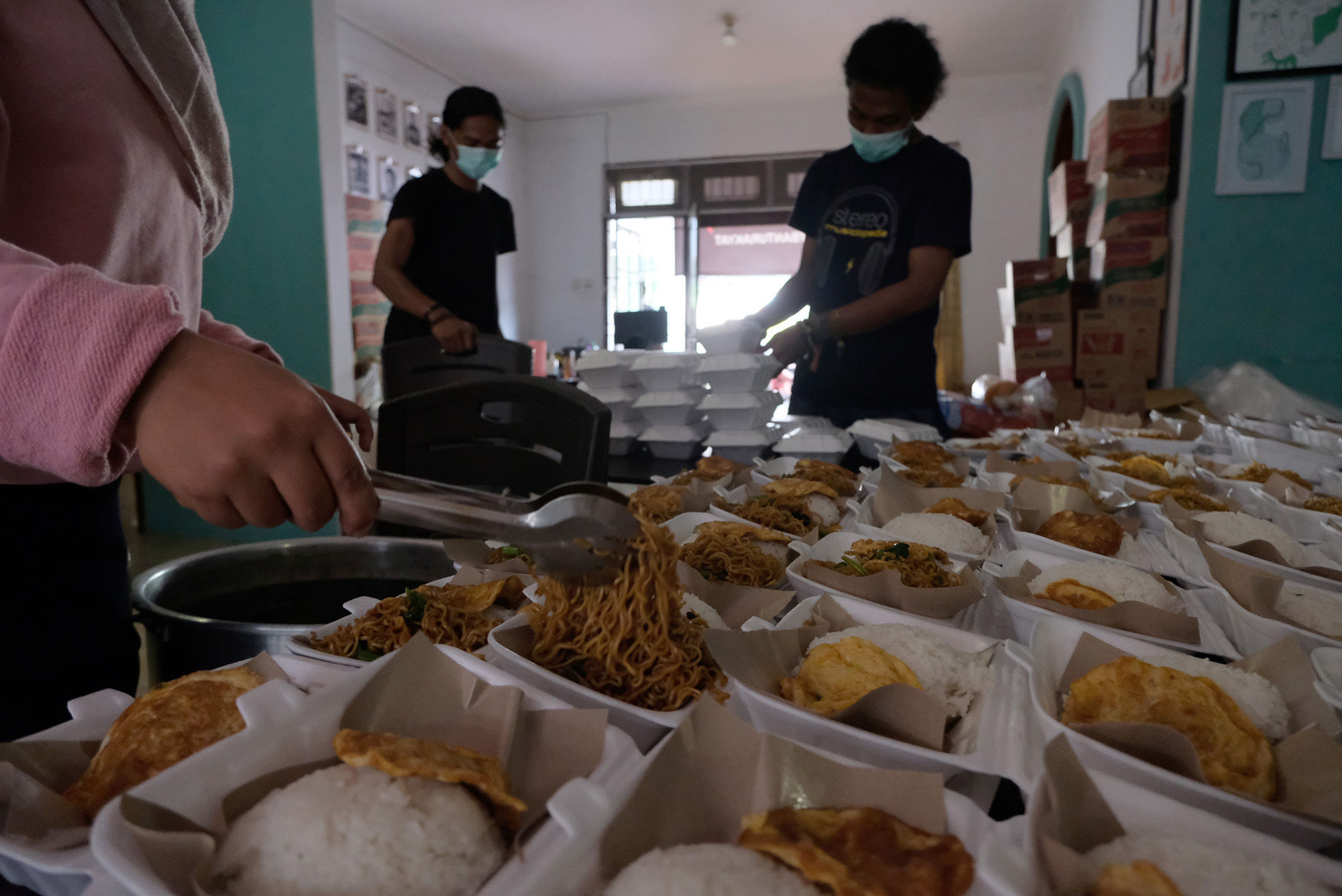 <p>Sejumlah relawan menyiapkan porsi makanan siap saji di kafe yang dirubah menjadi dapur umum bernama &#8220;Dapur Untuk Rakyat&#8221; di kawasan Pisangan, Ciputat, Tangerang Selatan, Banten, Senin (20/4/2020). Sekelompok pemuda dari berbagai latar belakang mengubah sebuah cafe yang terdampak COVID-19 menjadi dapur umum dan digunakan untuk memasak makanan siap saji yang akan dibagikan kepada warga yang membutuhkan. Bahan makanan didapat dari sumbangan para donatur yang sudah dimulai sejak 8 April lalu dan akan terus berlangsung hingga pandemi berakhir sebagai bentuk kepedulian terhadap dampak COVID-19. Foto: Ismail Pohan/TrenAsia</p>
