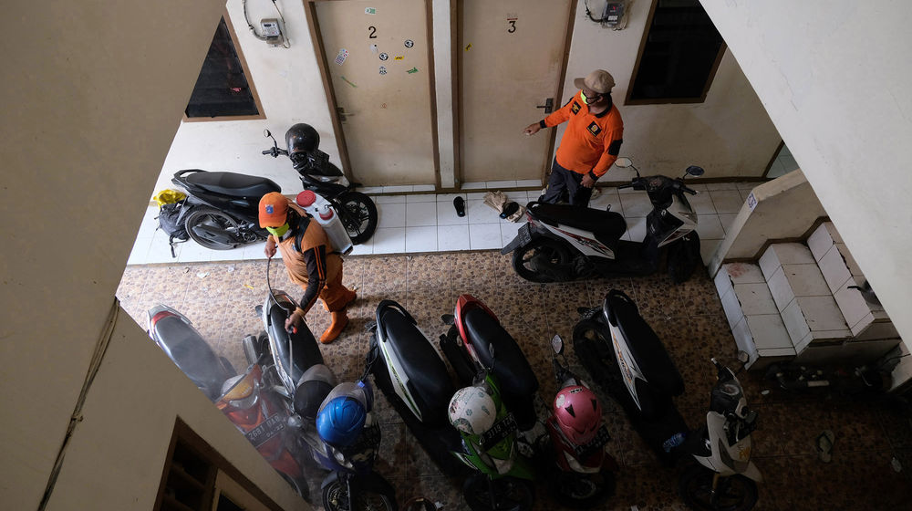 <p>Petugas melakukan penyemprotan cairan desinfektan di area tempat tinggal sewa atau kost kawasan Tegal Parang, Pasar Minggu, Jakarta Selatan. Penyemprotan desinfektan rutin dilakukan secara mandiri oleh warga dalam rangka mengantisipasi penyebaran virus corona COVID-19 di lingkungan mereka. Foto: Ismail Pohan/TrenAsia</p>
