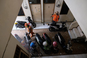 <p>Petugas melakukan penyemprotan cairan desinfektan di area tempat tinggal sewa atau kost kawasan Tegal Parang, Pasar Minggu, Jakarta Selatan. Penyemprotan desinfektan rutin dilakukan secara mandiri oleh warga dalam rangka mengantisipasi penyebaran virus corona COVID-19 di lingkungan mereka. Foto: Ismail Pohan/TrenAsia</p>
