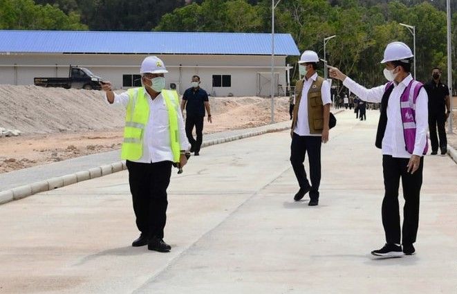 <p>Menteri PUPR Basuki Hadimuljono, Presiden Joko Widodo Meninjau Pembangunan Fasilitas Observasi COVID-19 di Pulau Galang, Batam. / Dok. Kementerian PUPR</p>
