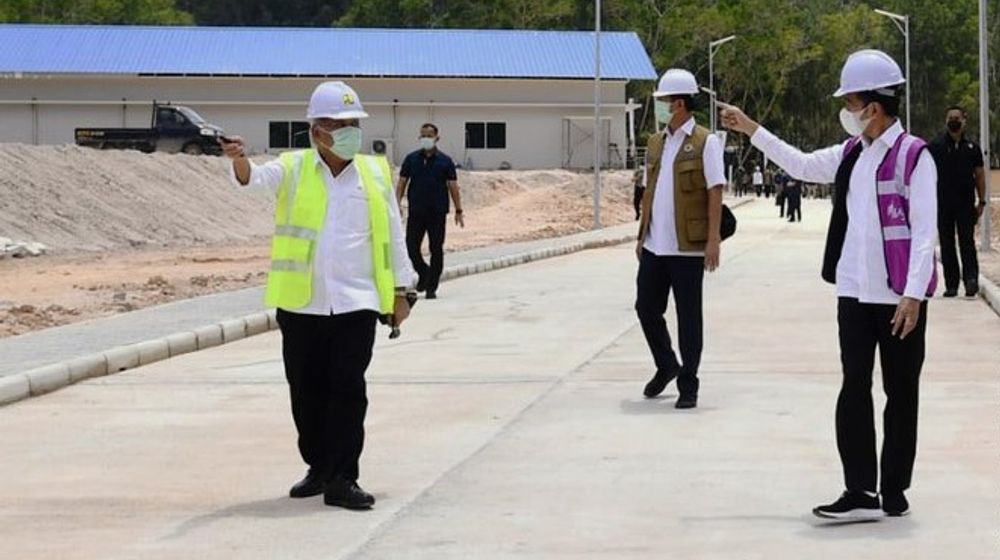<p>Menteri PUPR Basuki Hadimuljono, Presiden Joko Widodo Meninjau Pembangunan Fasilitas Observasi COVID-19 di Pulau Galang, Batam. / Dok. Kementerian PUPR</p>
