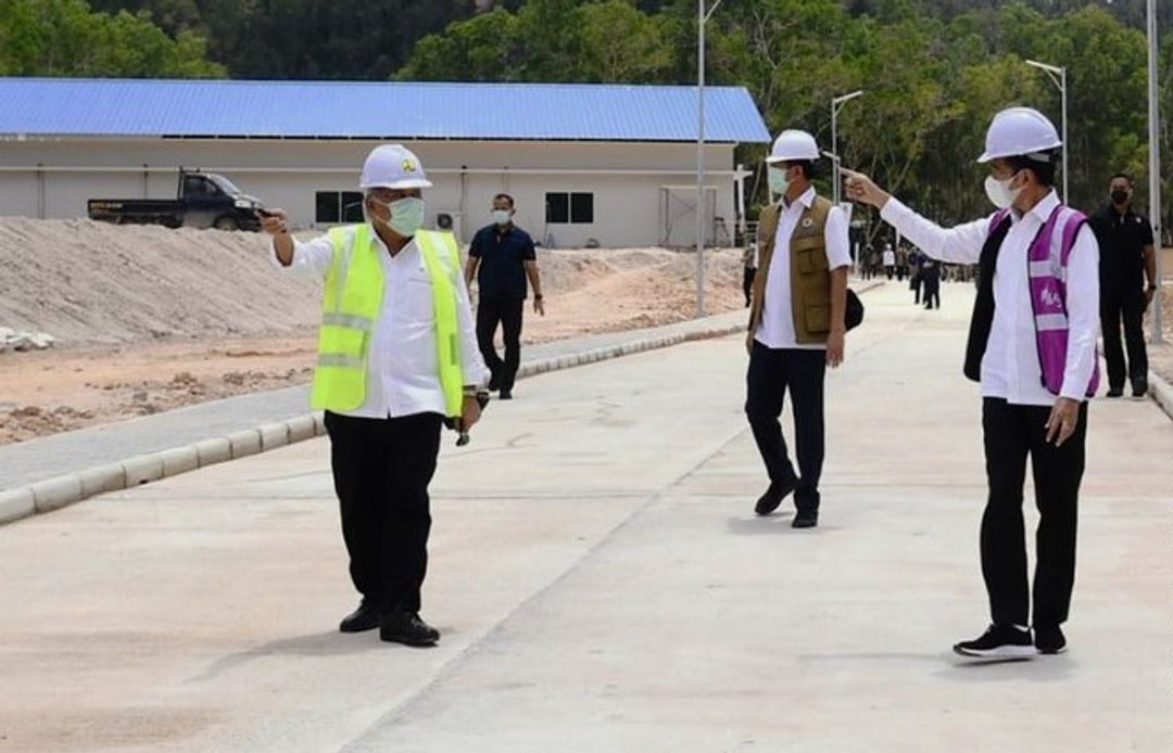 <p>Menteri PUPR Basuki Hadimuljono, Presiden Joko Widodo Meninjau Pembangunan Fasilitas Observasi COVID-19 di Pulau Galang, Batam. / Dok. Kementerian PUPR</p>
