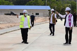 <p>Menteri PUPR Basuki Hadimuljono, Presiden Joko Widodo Meninjau Pembangunan Fasilitas Observasi COVID-19 di Pulau Galang, Batam. / Dok. Kementerian PUPR</p>
