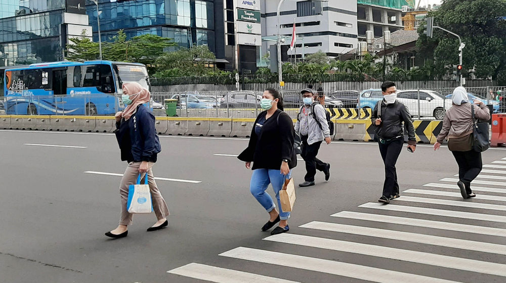 <p>Warga beraktivitas menggunakan masker di kawasan Thamrin, Jakarta Pusat beberapa waktu lalu/Foto: Ismail Pohan/TrenAsia</p>
