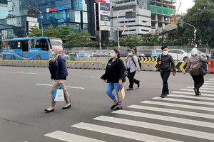 <p>Warga beraktivitas menggunakan masker di kawasan Thamrin, Jakarta Pusat beberapa waktu lalu/Foto: Ismail Pohan/TrenAsia</p>