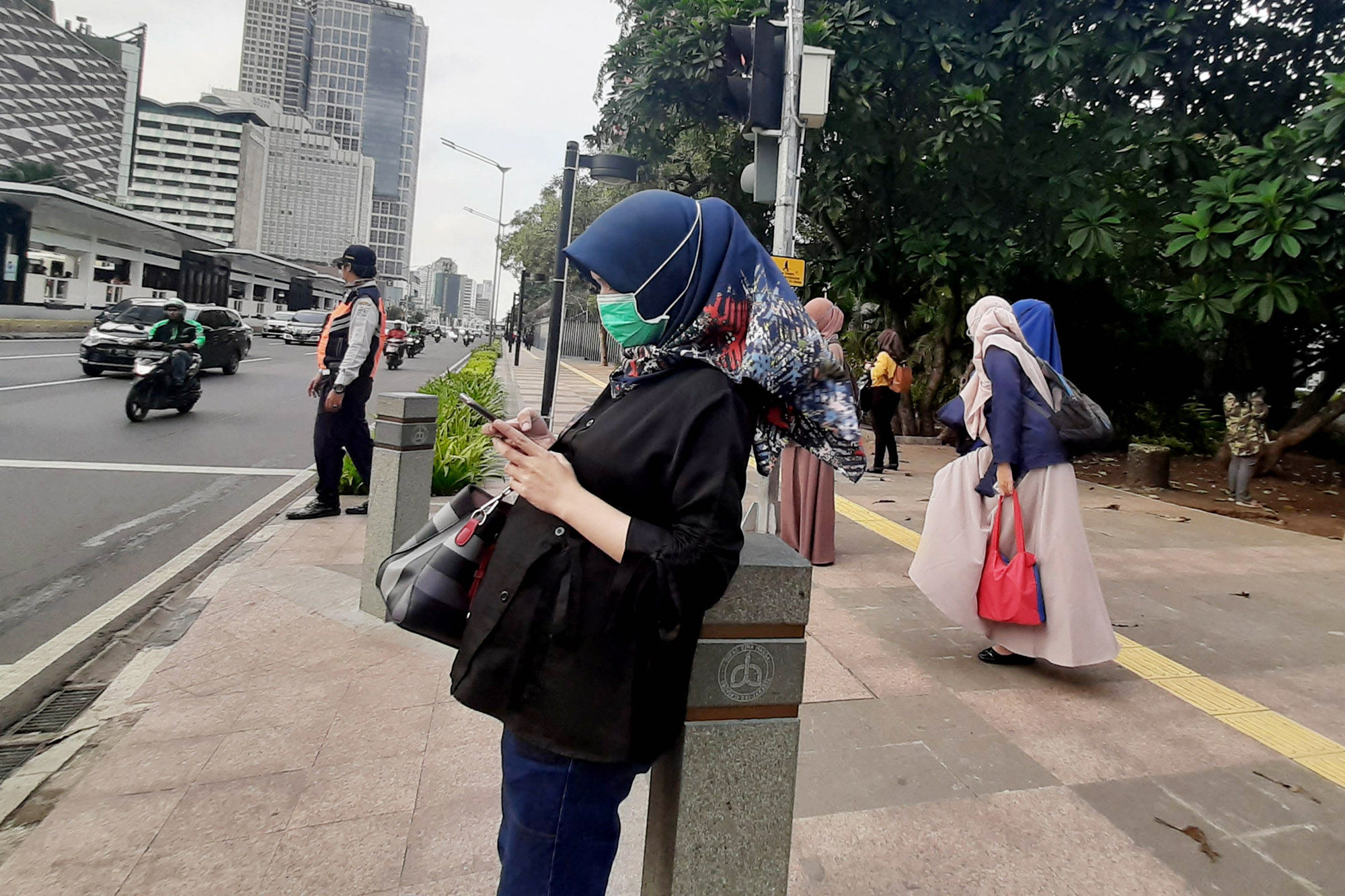 <p>Warga beraktivitas menggunakan masker di kawasan Thamrin, Jakarta Pusat. Semua warga negara Indonesia diwajibkan menggunakan masker saat keluar rumah untuk mencegah penularan virus corona. Juru bicara pemerintah untuk penanganan Covid-19, Achmad Yurianto menegaskan bahwa pemerintah menjalankan program &#8216;masker untuk semua&#8217; per 5 April 2020 sesuai anjuran Organisasi Kesehatan Dunia (WHO). Foto: Ismail Pohan/TrenAsia</p>
