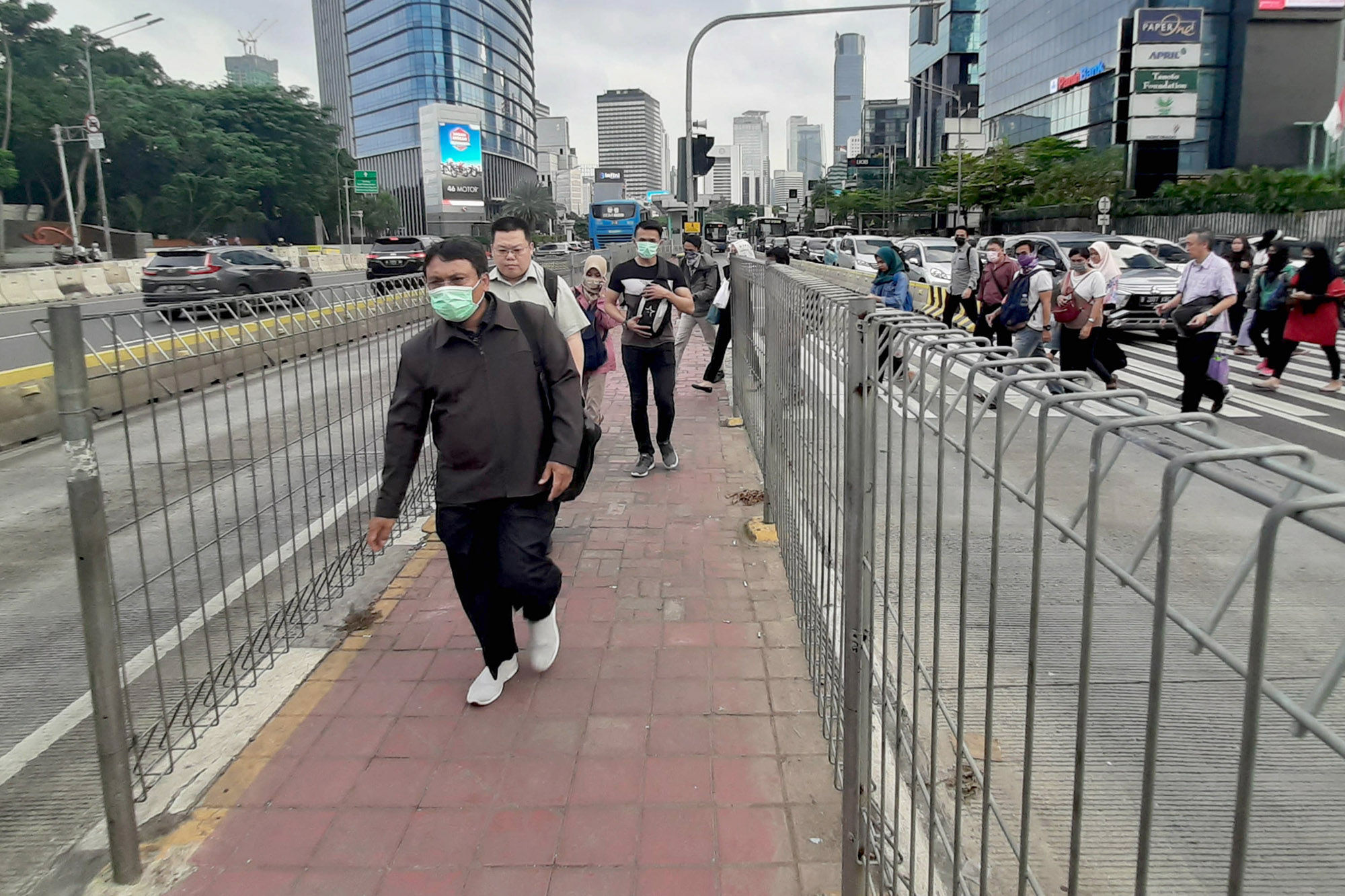 <p>Ilustrasi: Warga beraktivitas menggunakan masker di kawasan Thamrin, Jakarta Pusat. Semua warga negara Indonesia diwajibkan menggunakan masker saat keluar rumah untuk mencegah penularan virus corona. Juru bicara pemerintah untuk penanganan Covid-19, Achmad Yurianto menegaskan bahwa pemerintah menjalankan program &#8216;masker untuk semua&#8217; per 5 April 2020 sesuai anjuran Organisasi Kesehatan Dunia (WHO). Foto: Ismail Pohan/TrenAsia</p>
