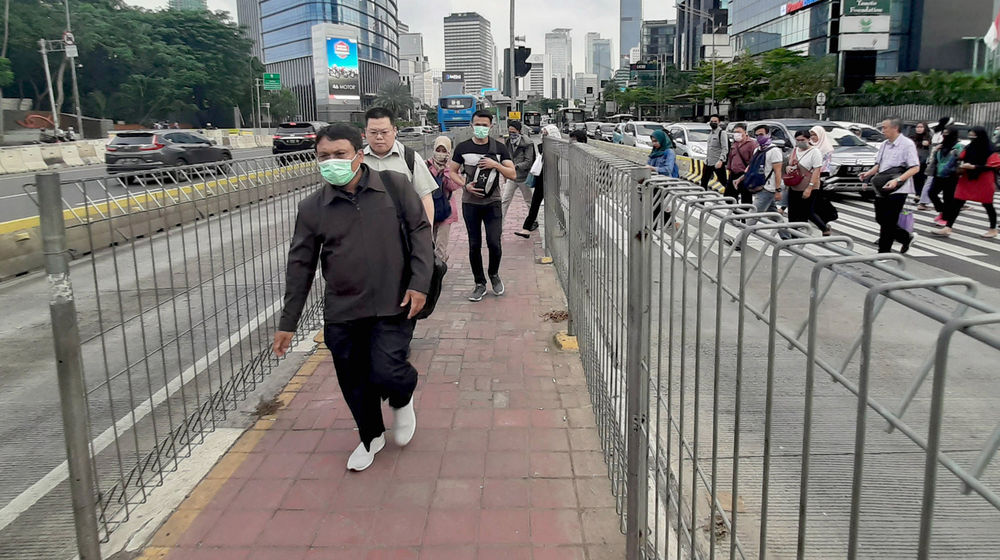 <p>Ilustrasi: Warga beraktivitas menggunakan masker di kawasan Thamrin, Jakarta Pusat. Semua warga negara Indonesia diwajibkan menggunakan masker saat keluar rumah untuk mencegah penularan virus corona. Juru bicara pemerintah untuk penanganan Covid-19, Achmad Yurianto menegaskan bahwa pemerintah menjalankan program ‘masker untuk semua’ per 5 April 2020 sesuai anjuran Organisasi Kesehatan Dunia (WHO). Foto: Ismail Pohan/TrenAsia</p>
