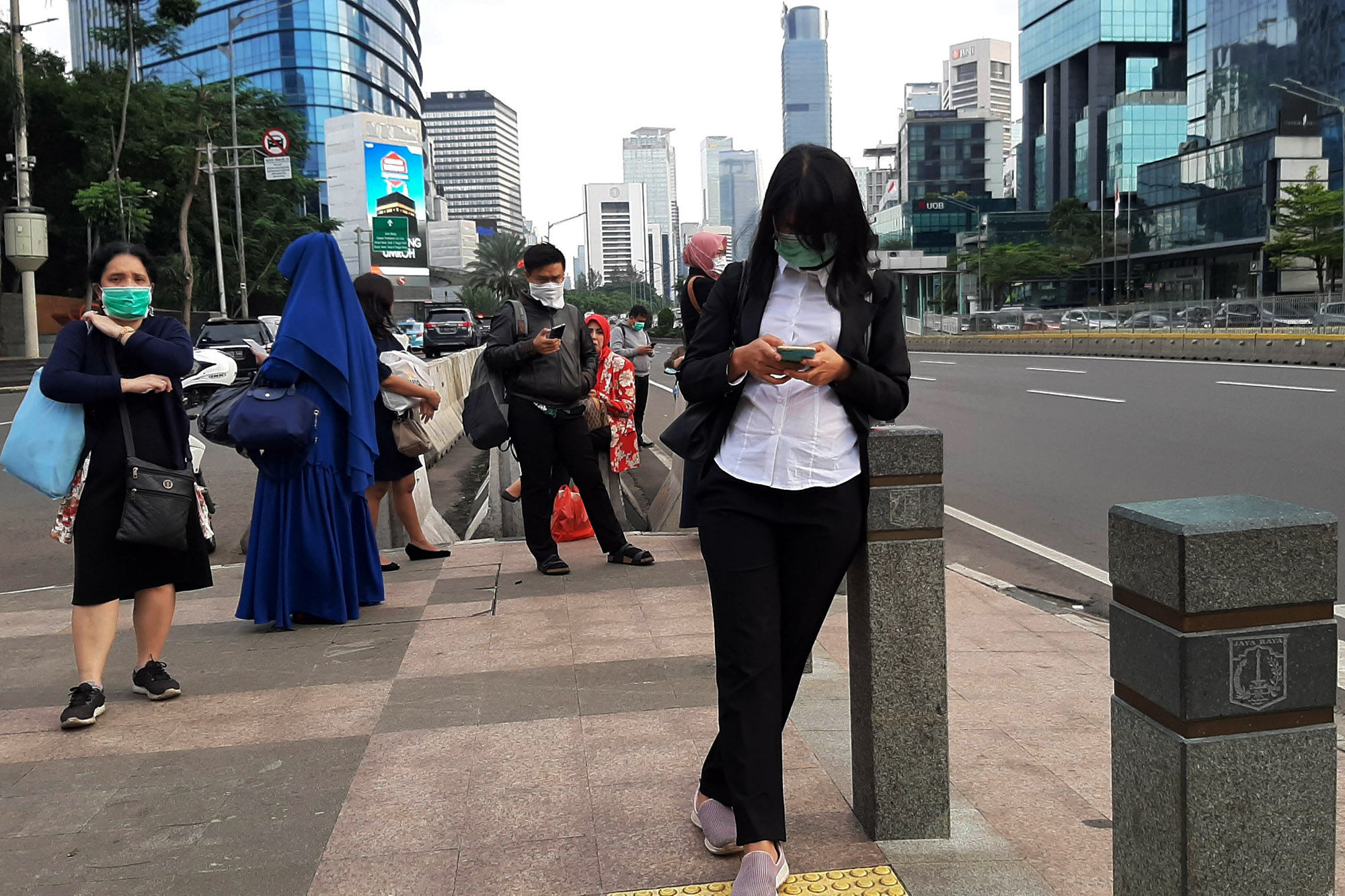 <p>Warga beraktivitas menggunakan masker di kawasan Thamrin, Jakarta Pusat menggunakan masker beberapa waktu lalu/Foto: Ismail Pohan/TrenAsia</p>
