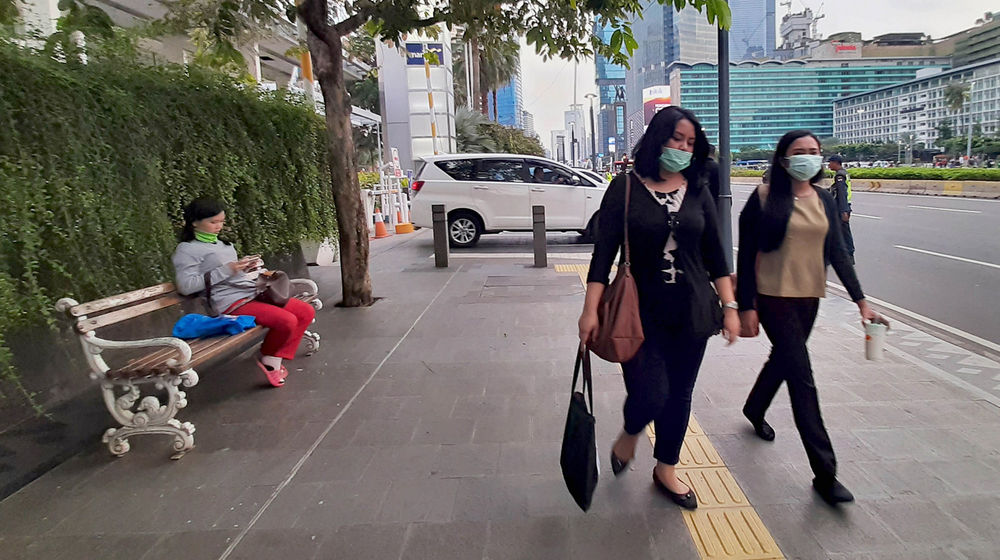 <p>Warga beraktivitas menggunakan masker di kawasan Thamrin, Jakarta Pusat beberapa waktu lalu/Foto: Ismail Pohan/TrenAsia</p>
