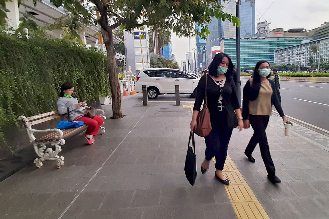 <p>Warga beraktivitas menggunakan masker di kawasan Thamrin, Jakarta Pusat beberapa waktu lalu/Foto: Ismail Pohan/TrenAsia</p>
