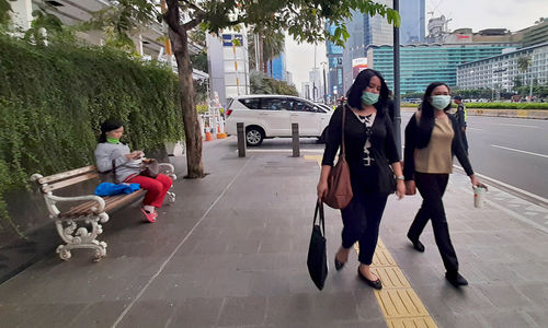 <p>Warga beraktivitas menggunakan masker di kawasan Thamrin, Jakarta Pusat beberapa waktu lalu/Foto: Ismail Pohan/TrenAsia</p>
