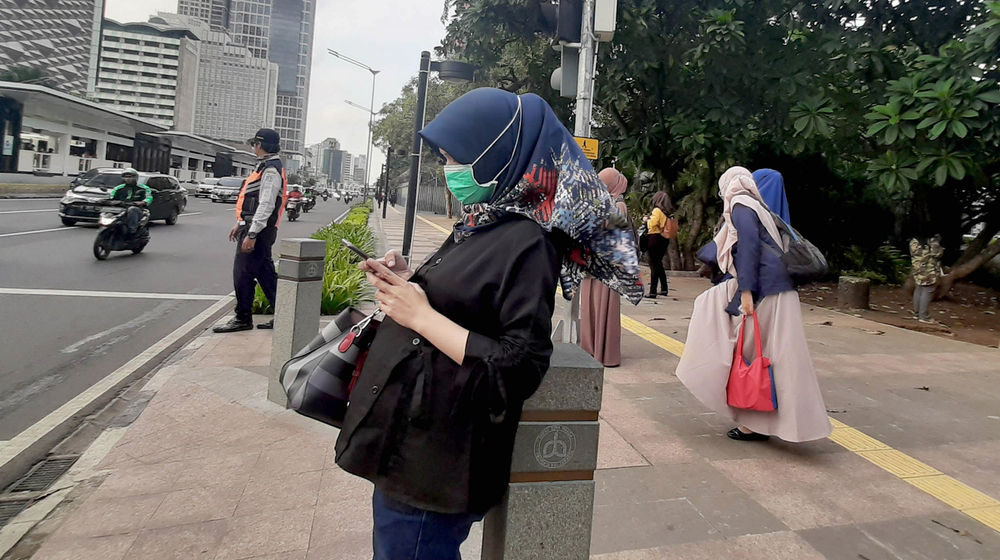 <p>Warga beraktivitas menggunakan masker di kawasan Thamrin, Jakarta Pusat. Semua warga negara Indonesia diwajibkan menggunakan masker saat keluar rumah untuk mencegah penularan virus corona. Juru bicara pemerintah untuk penanganan Covid-19, Achmad Yurianto menegaskan bahwa pemerintah menjalankan program ‘masker untuk semua’ per 5 April 2020 sesuai anjuran Organisasi Kesehatan Dunia (WHO). Foto: Ismail Pohan/TrenAsia</p>
