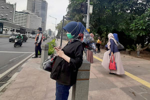 <p>Warga beraktivitas menggunakan masker di kawasan Thamrin, Jakarta Pusat. Semua warga negara Indonesia diwajibkan menggunakan masker saat keluar rumah untuk mencegah penularan virus corona. Juru bicara pemerintah untuk penanganan Covid-19, Achmad Yurianto menegaskan bahwa pemerintah menjalankan program ‘masker untuk semua’ per 5 April 2020 sesuai anjuran Organisasi Kesehatan Dunia (WHO). Foto: Ismail Pohan/TrenAsia</p>
