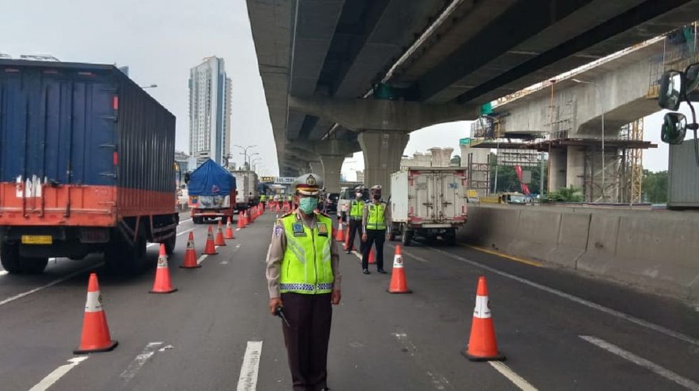 <p>Polda Metro Jaya melakukan penyekatan ruas tol untuk melarang masyarakat mudik. / Twitter @TMCPoldaMetro</p>
