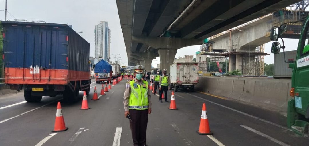 <p>Polda Metro Jaya melakukan penyekatan ruas tol untuk melarang masyarakat mudik. / Twitter @TMCPoldaMetro</p>
