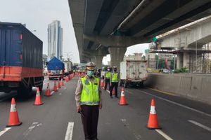 <p>Polda Metro Jaya melakukan penyekatan ruas tol untuk melarang masyarakat mudik. / Twitter @TMCPoldaMetro</p>
