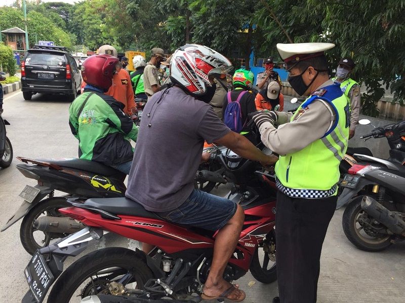 <p>Polda Metro Jaya melakukan razia di beberapa lokasi chek point untuk melarang masyarakat Jakarta bepergian tanpa alasan jelas. / Twitter @TMCPoldaMetro</p>
