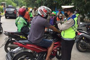 <p>Polda Metro Jaya melakukan razia di beberapa lokasi chek point untuk melarang masyarakat Jakarta bepergian tanpa alasan jelas. / Twitter @TMCPoldaMetro</p>
