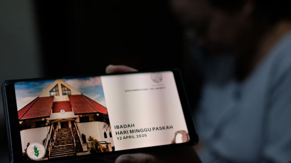 <p>Umat Kristiani melaksanakan ibadah Minggu Paskah di Rumah kawasan Cilandak Dalam, Jakarta Selatan, Minggu (12/4/2020). Ibadah Paskah dilakukan secara daring agar umat Kristiani dapat mengikuti ibadah di rumah masing-masing untuk memutus mata rantai penyebaran COVID-19. Foto: Ismail Pohan/TrenAsia</p>
