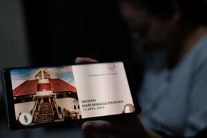 <p>Umat Kristiani melaksanakan ibadah Minggu Paskah di Rumah kawasan Cilandak Dalam, Jakarta Selatan, Minggu (12/4/2020). Ibadah Paskah dilakukan secara daring agar umat Kristiani dapat mengikuti ibadah di rumah masing-masing untuk memutus mata rantai penyebaran COVID-19. Foto: Ismail Pohan/TrenAsia</p>
