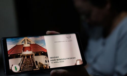 <p>Umat Kristiani melaksanakan ibadah Minggu Paskah di Rumah kawasan Cilandak Dalam, Jakarta Selatan, Minggu (12/4/2020). Ibadah Paskah dilakukan secara daring agar umat Kristiani dapat mengikuti ibadah di rumah masing-masing untuk memutus mata rantai penyebaran COVID-19. Foto: Ismail Pohan/TrenAsia</p>
