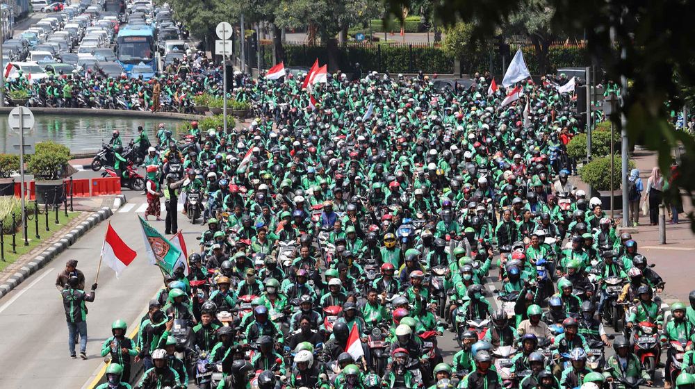 <p>Ribuan driver ojak online yang tergabung dalam Gerakan Aksi Roda Dua (GARDA) melakukan longmarch menuju istana di Jalan Merdeka Barat,  Jakarta. Foto: Ismail Pohan/TrenAsia</p>
