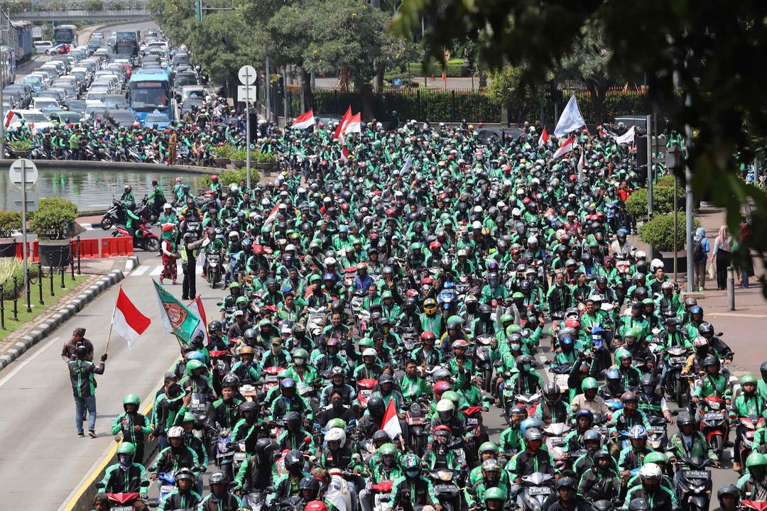 <p>Ribuan driver ojak online yang tergabung dalam Gerakan Aksi Roda Dua (GARDA) melakukan longmarch menuju istana di Jalan Merdeka Barat,  Jakarta. Foto: Ismail Pohan/TrenAsia</p>
