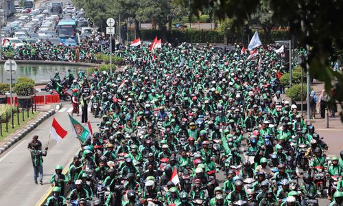 <p>Ribuan driver ojak online yang tergabung dalam Gerakan Aksi Roda Dua (GARDA) melakukan longmarch menuju istana di Jalan Merdeka Barat,  Jakarta. Foto: Ismail Pohan/TrenAsia</p>
