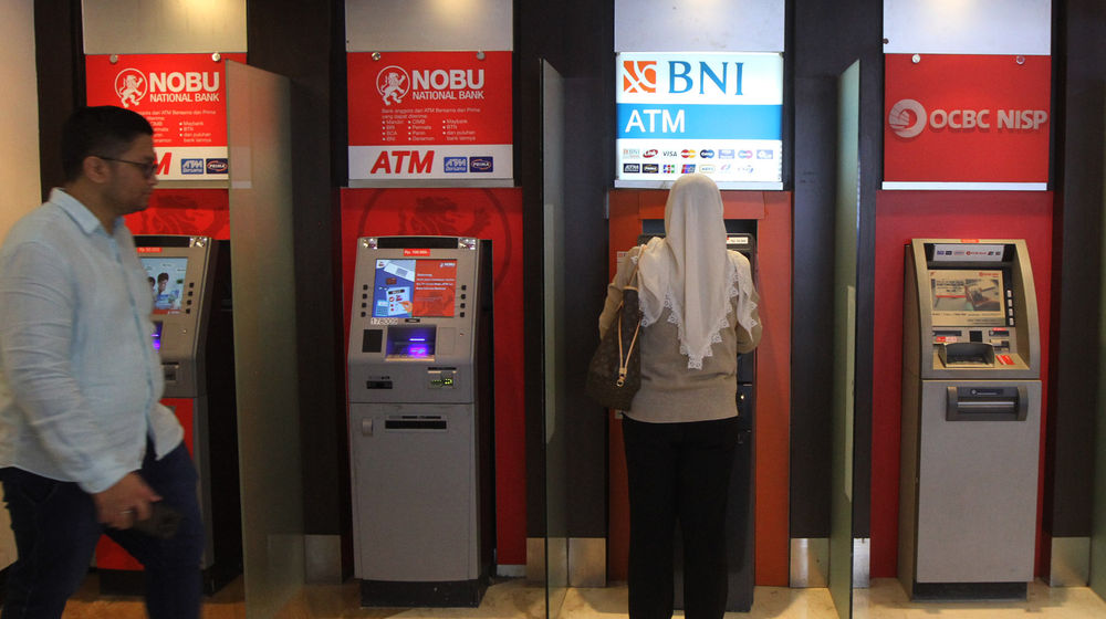 <p>Warga menggunakan fasilitas anjungan tunai mandiri (ATM) di salah satu pusat perbelanjaan di Jakarta. foto: Ismail Pohan/TrenAsia</p>
