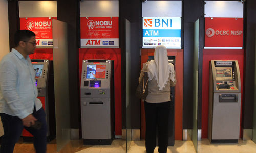 <p>Warga menggunakan fasilitas anjungan tunai mandiri (ATM) di salah satu pusat perbelanjaan di Jakarta. foto: Ismail Pohan/TrenAsia</p>
