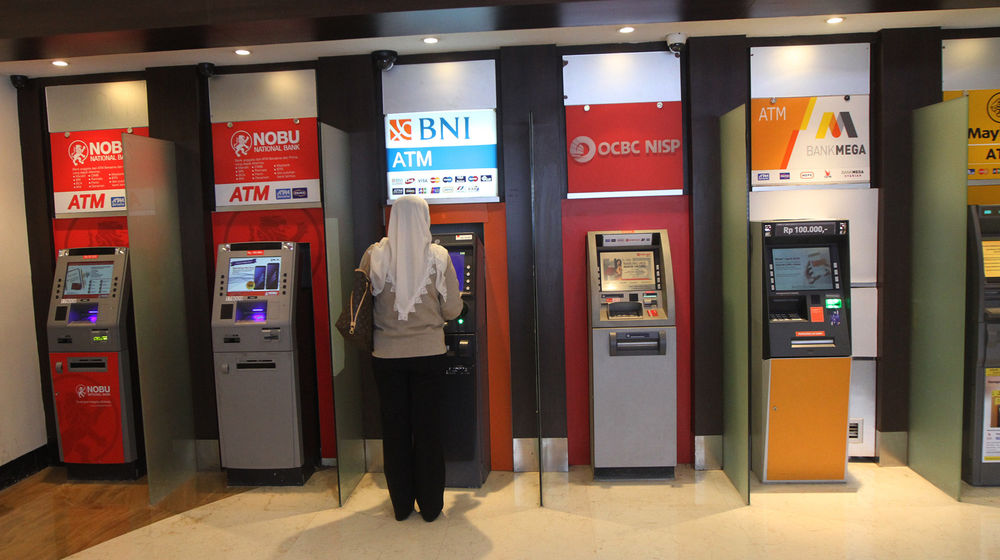 <p>Warga menggunakan fasilitas anjungan tunai mandiri (ATM) di salah satu pusat perbelanjaan di Jakarta. foto: Ismail Pohan/TrenAsia</p>