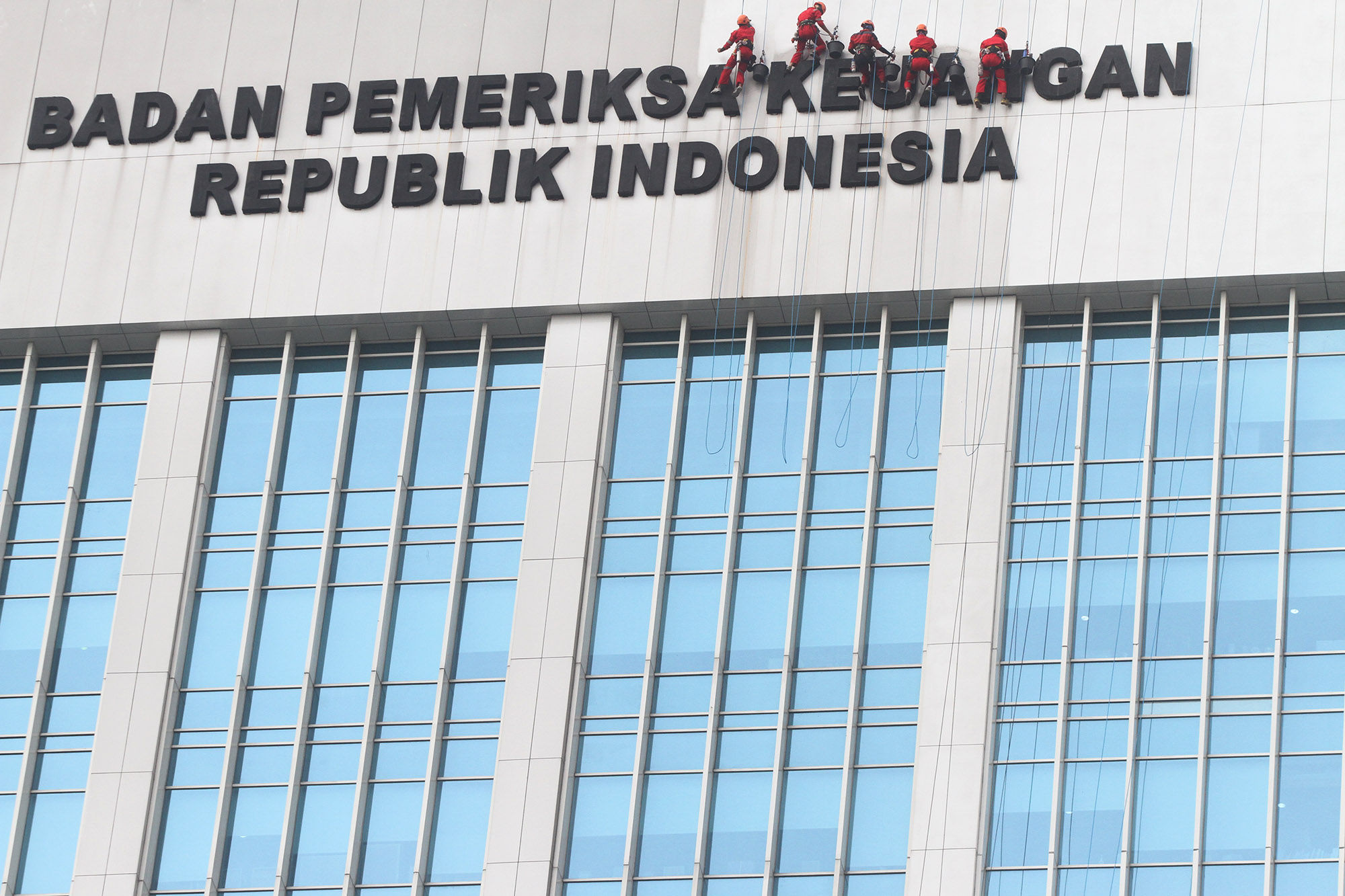 <p>Pekerja membersihkan gedung Badan Pemeriksa Keuangan (BPK) RI di Jalan Gatot Subroto, Jakarta. Foto: Ismail Pohan/TrenAsia</p>
