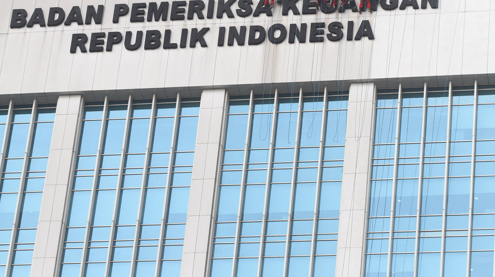 <p>Pekerja membersihkan gedung Badan Pemeriksa Keuangan (BPK) RI di Jalan Gatot Subroto, Jakarta. Foto: Ismail Pohan/TrenAsia</p>
