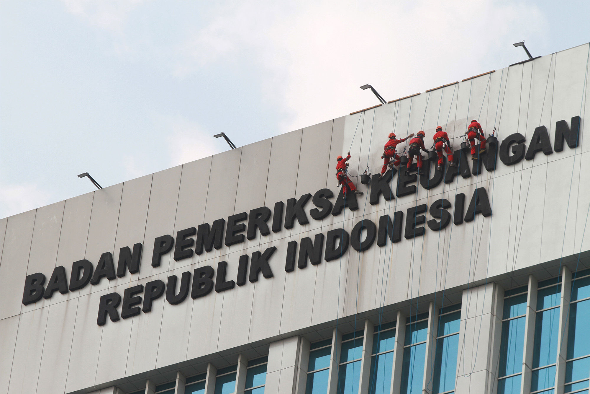 <p>Pekerja membersihkan gedung Badan Pemeriksa Keuangan (BPK) RI di Jalan Gatot Subroto, Jakarta. Foto: Ismail Pohan/TrenAsia</p>
