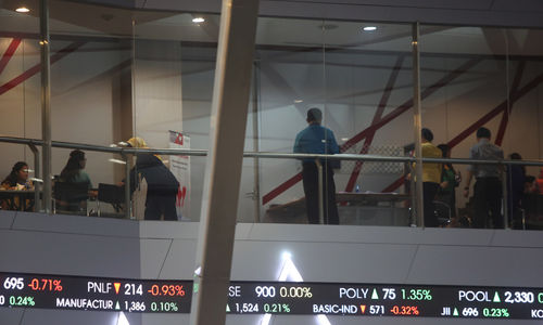 <p>Karyawan beraktivitas di Gedung Bursa Efek Indonesia (BEI) Jakarta. Foto: Ismail Pohan/TrenAsia</p>
