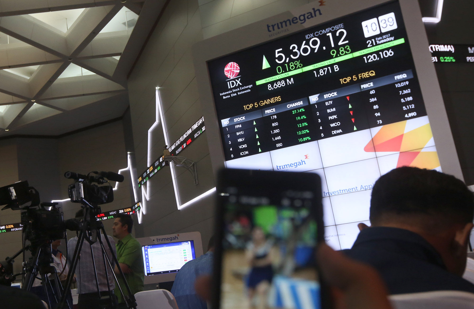 <p>Pergerakan saham dari monitor di Gedung Bursa Efek Indonesia (BEI) Jakarta. Foto: Ismail Pohan/TrenAsia</p>
